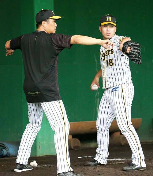 馬場（右）を指導する山本昌臨時コーチ（撮影・上山淳一）