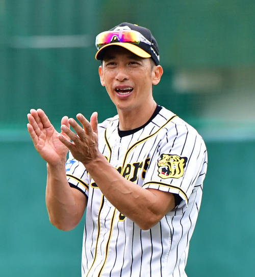 ナインを賞賛する矢野監督（撮影・清水貴仁）