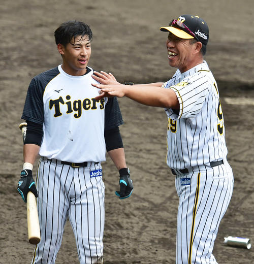 打撃練習で植田（左）に指示を出す井上コーチ（撮影・清水貴仁）