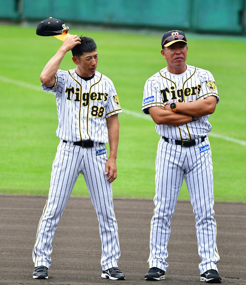 話し合う矢野耀大監督（左）と井上一樹コーチ（撮影・清水貴仁）