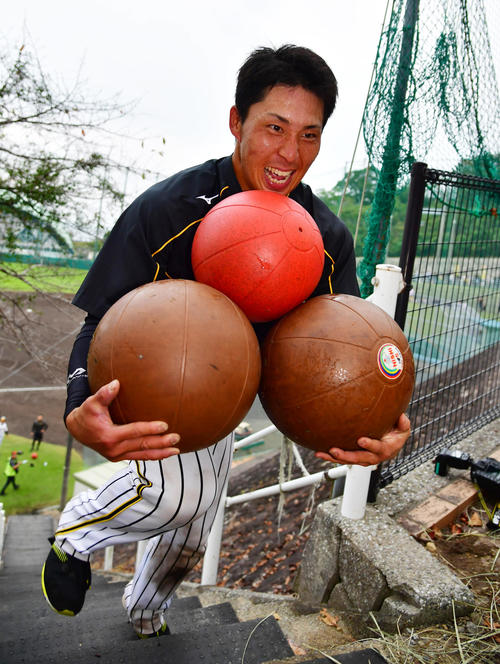 3個のメディシンボールを手に階段ダッシュを行う片山（撮影・清水貴仁）