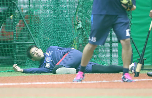 室内練習場でストレッチする西武秋山（撮影・河野匠）