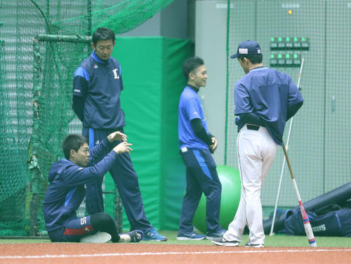 室内練習場で西武松井2軍監督（右）と話す秋山（左手前）（撮影・河野匠）