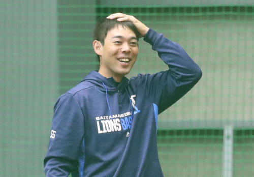 室内練習場でリラックスした表情を見せる西武秋山（撮影・河野匠）