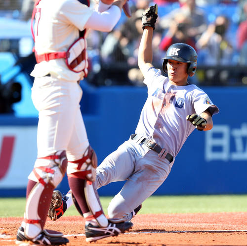 慶大対早大　1回表慶大1死一、二塁、郡司の適時打で生還する柳町（撮影・大野祥一）
