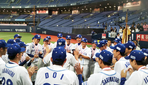 優勝して手締めをする大阪ガスの選手たち（撮影・柏原誠）