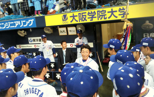 優勝してナインに感謝を伝える小深田大翔内野手（中央）（撮影・柏原誠）