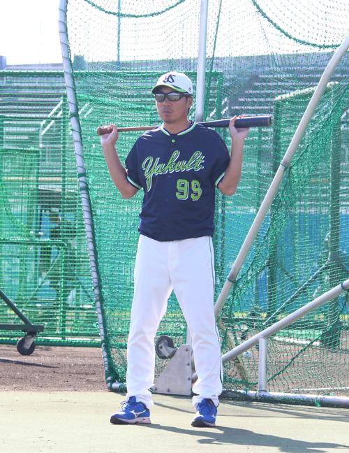 打撃練習をチェックするヤクルト高津監督（撮影・保坂恭子）