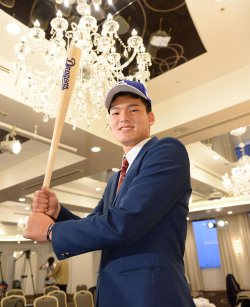 仮契約を終え、バットを手に笑顔を見せる石川昂弥（2019年11月1日）
