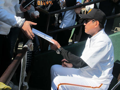 秋季練習に集まったファンのサインに応じる巨人原監督（撮影・湯本勝大）
