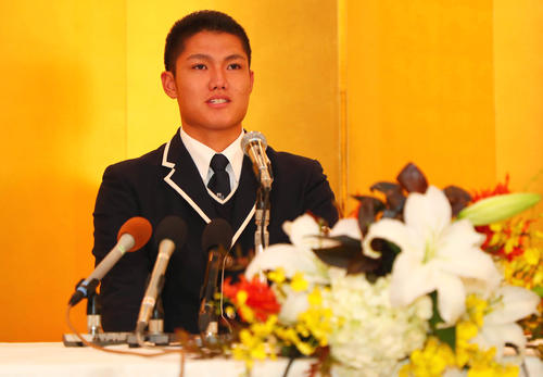 阪神と仮契約を結んだ創志学園・西純矢（撮影・宮崎幸一）