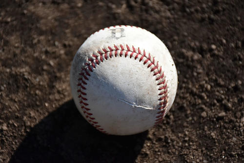 オリックス頓宮が電光掲示板を破壊したボール。亀裂が入り、ガラス片が付着（撮影・真柴健）