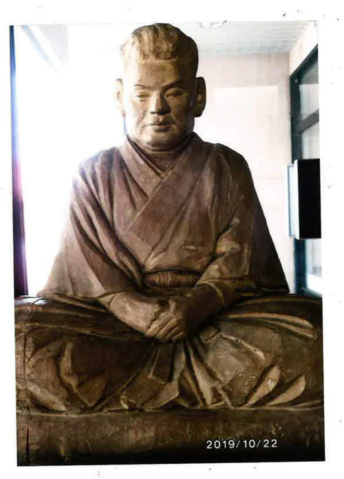 岐阜・正眼寺で参禅を続けた川上氏を模した木彫り像（撮影・寺尾博和）