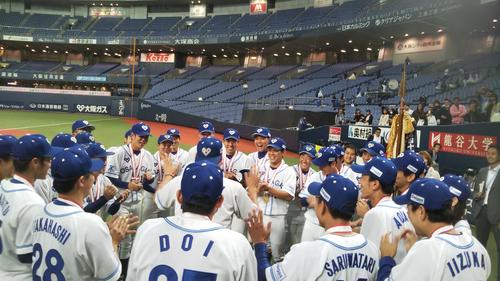 優勝して手締めをする大阪ガスの選手たち（撮影・柏原誠）