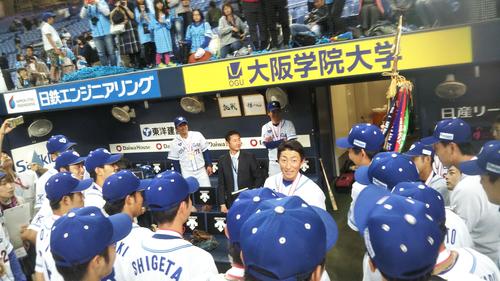 優勝してナインに感謝を伝える小深田大翔内野手（中央）（撮影・柏原誠）