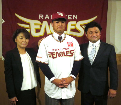 楽天ドラフト2位の智弁和歌山・黒川（中央）は入団交渉を終え、父洋行さん（右）母枝里子さん（左）とともに記念撮影をする（撮影・桑原幹久）