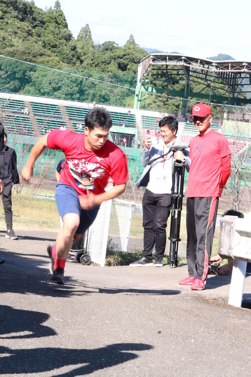 坂道ダッシュする広島矢崎