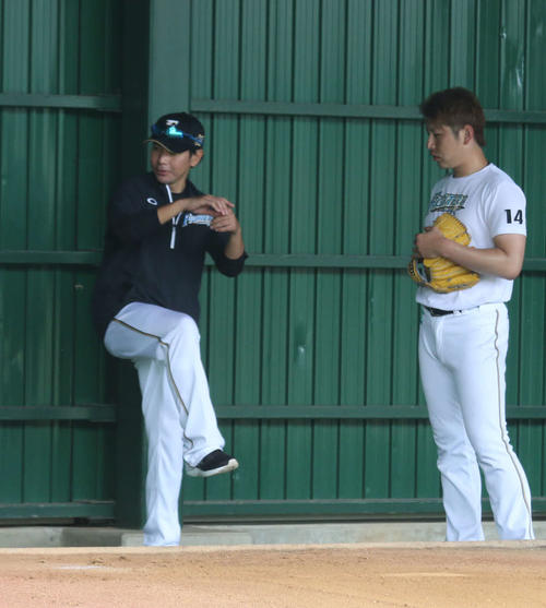 ブルペンで日本ハム加藤貴之投手（右）を指導する武田投手コーチ（撮影・中島宙恵）