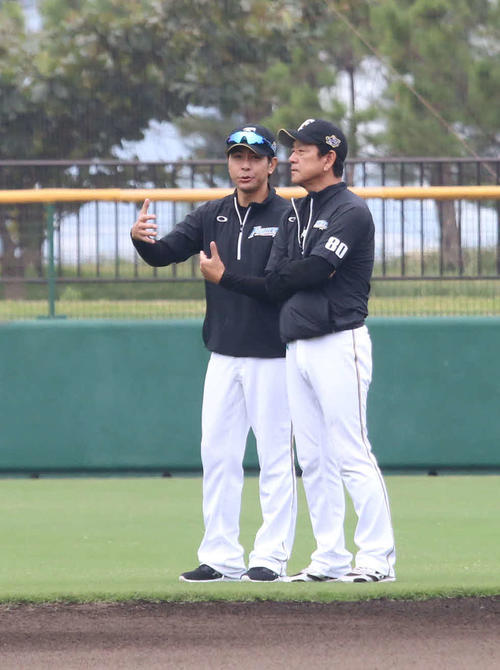 全体練習前に話し込む日本ハム栗山監督（右）と武田投手コーチ（撮影・中島宙恵）