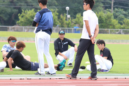 ランメニューを終えた選手たちと話しをする日本ハム武田コーチ（右から3人目）（撮影・中島宙恵）