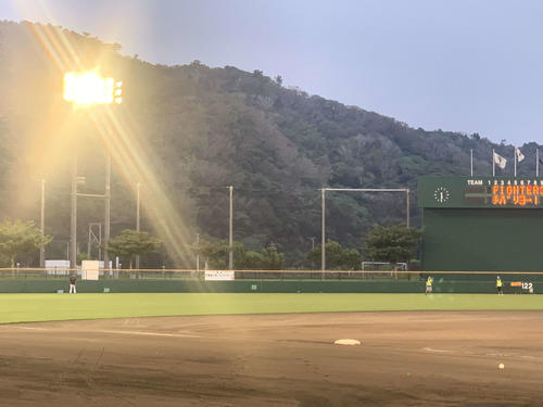 ナイター照明が点灯したグラウンド（撮影・中島宙恵）