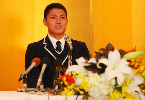 阪神と仮契約を結んだ創志学園・西純矢（撮影・宮崎幸一）