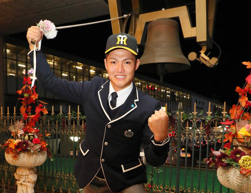 阪神と仮契約を結んだ創志学園・西は、笑顔で旅立ちの鐘を鳴らす（撮影・宮崎幸一）