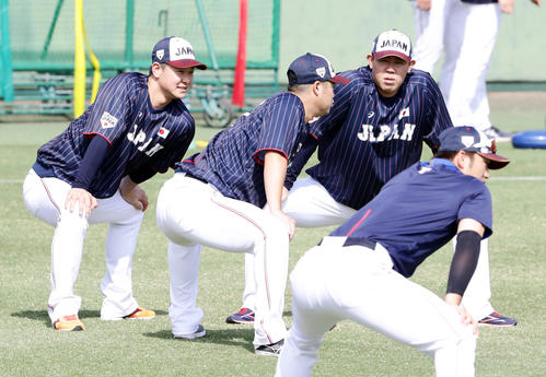 ウオームアップでどすこいのようなポーズでストレッチする左から、中川、大竹、山口（2019年10月28日）