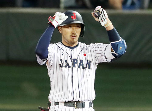 日本対ベネズエラ　8回裏日本1死満塁、菊池涼介は左前適時打を放ちガッツポーズを見せる（撮影・加藤哉）