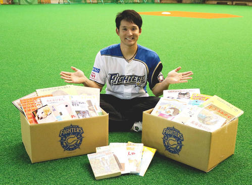寄せられた書籍の多さを喜ぶ杉谷