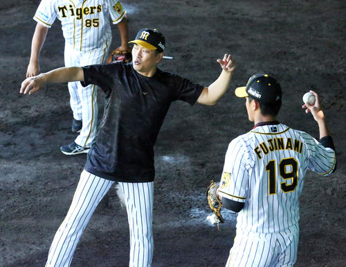 山本昌臨時コーチ（左）はブルペンで藤浪を指導する（撮影・上山淳一）