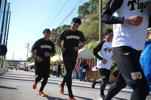 藤浪（左から2人目）ら阪神ナインは苦しい表情で坂を駆け上がる（撮影・上山淳一）