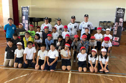 鴨川市立天津小湊小学校を訪問した、右から、ロッテ二木、種市、菅野、藤岡（球団提供）