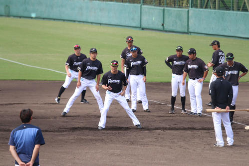 リードのコツをチームメートに教える日本ハム西川遥輝内野手（左から3人目）（撮影・中島宙恵）