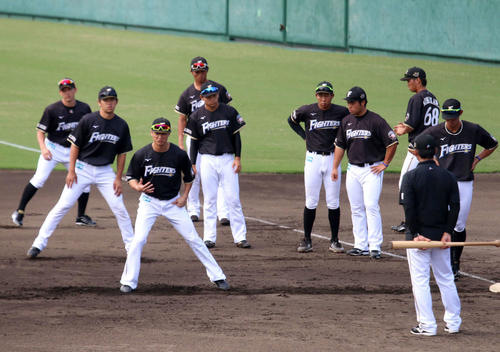 リードのコツをチームメートに教える日本ハム西川遥輝内野手（左から3人目）（撮影・中島宙恵）