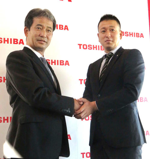 指名あいさつに訪れた西武潮崎編成ディレクター（左）と握手を交わすドラフト1位の東芝・宮川（撮影・栗田成芳）