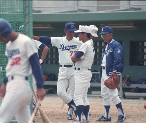 91年2月春季キャンプ、中日・星野監督（左）とドジャースのアイク生原氏