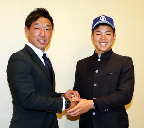 中日の八木スカウトと握手する札幌創成の竹内（右）（撮影・永野高輔）