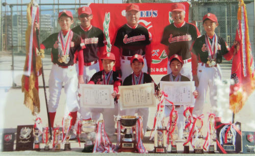 小学6年時の西投手（左端）。前にはたくさんのトロフィー。本人にもたくさんのメダルが掛けられている（鈴が峰レッズ写真）