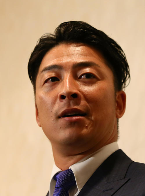 FA宣言した楽天美馬はヤクルトとの交渉を終え取材に応じる（撮影・足立雅史）
