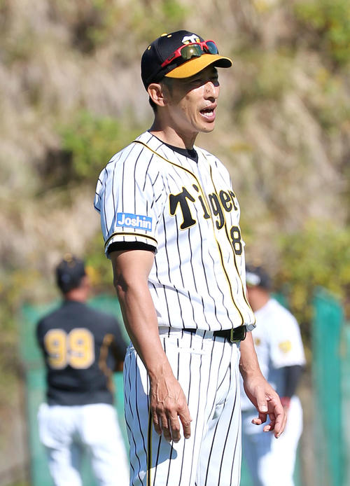 クロスカントリーする選手を鼓舞する矢野監督（撮影・上山淳一）
