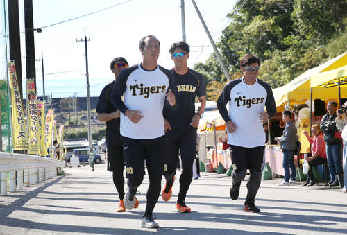 クロスカントリーで坂道をダッシュする、左から中谷、青柳、藤浪、陽川（撮影・上山淳一）