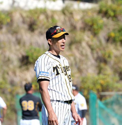 クロスカントリーする選手を鼓舞する矢野監督（撮影・上山淳一）