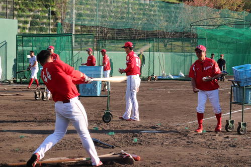 ロングティーをする広島林晃汰内野手（写真左）