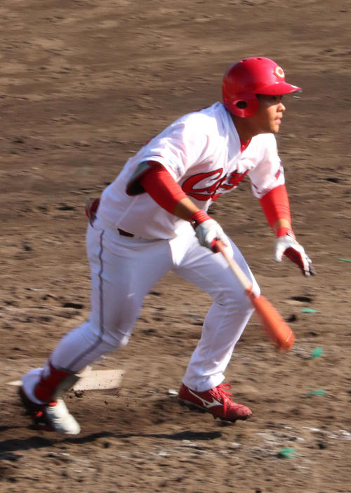 紅白戦の5回に右翼線へ適時二塁打を放つ広島林