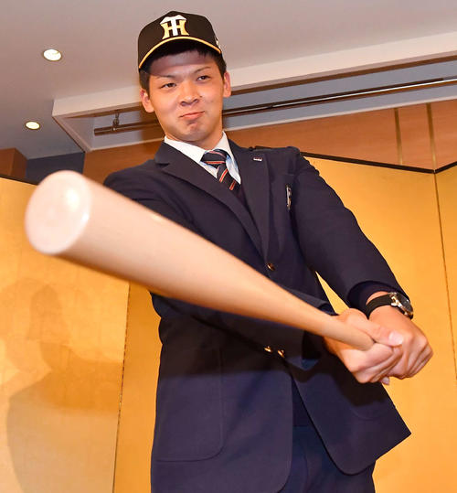 阪神との仮契約を終え、バットを手にポーズを決める履正社・井上（撮影・上田博志）