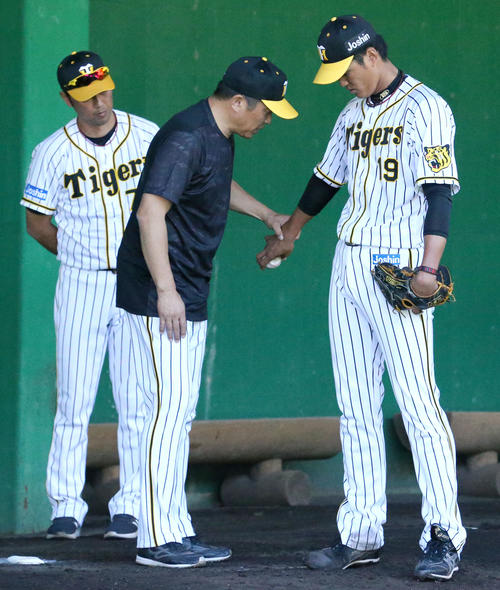 ブルペンで藤浪（右）を指導する山本昌臨時コーチ。左は金村投手コーチ（撮影・上山淳一）