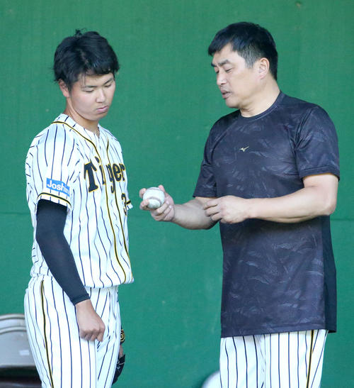 ブルペンで浜地（左）を指導する山本昌臨時コーチ（撮影・上山淳一）