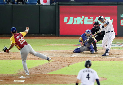 日本対ベネズエラ　5回裏日本1死満塁、勝ち越しの適時打を放つ鈴木。投手ソティジェト（撮影・垰建太）