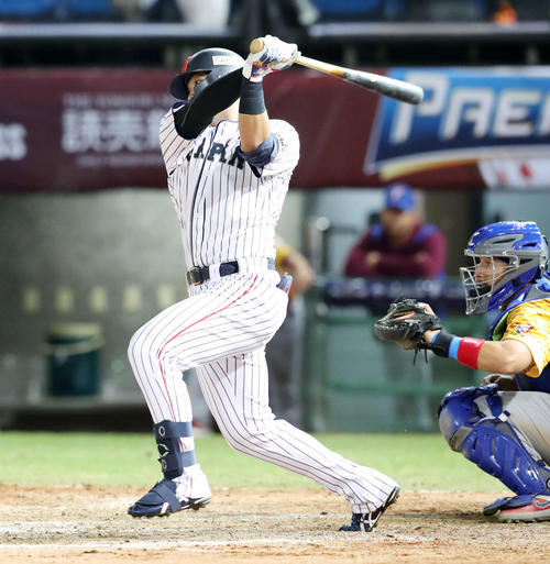 日本対ベネズエラ　5回裏日本1死満塁、鈴木は中前適時打を放つ（撮影・加藤哉）